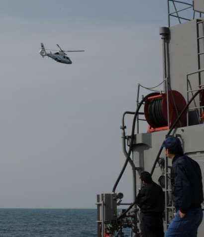 我直升机近距离警告日本舰船 - 平昌论坛 - 四川