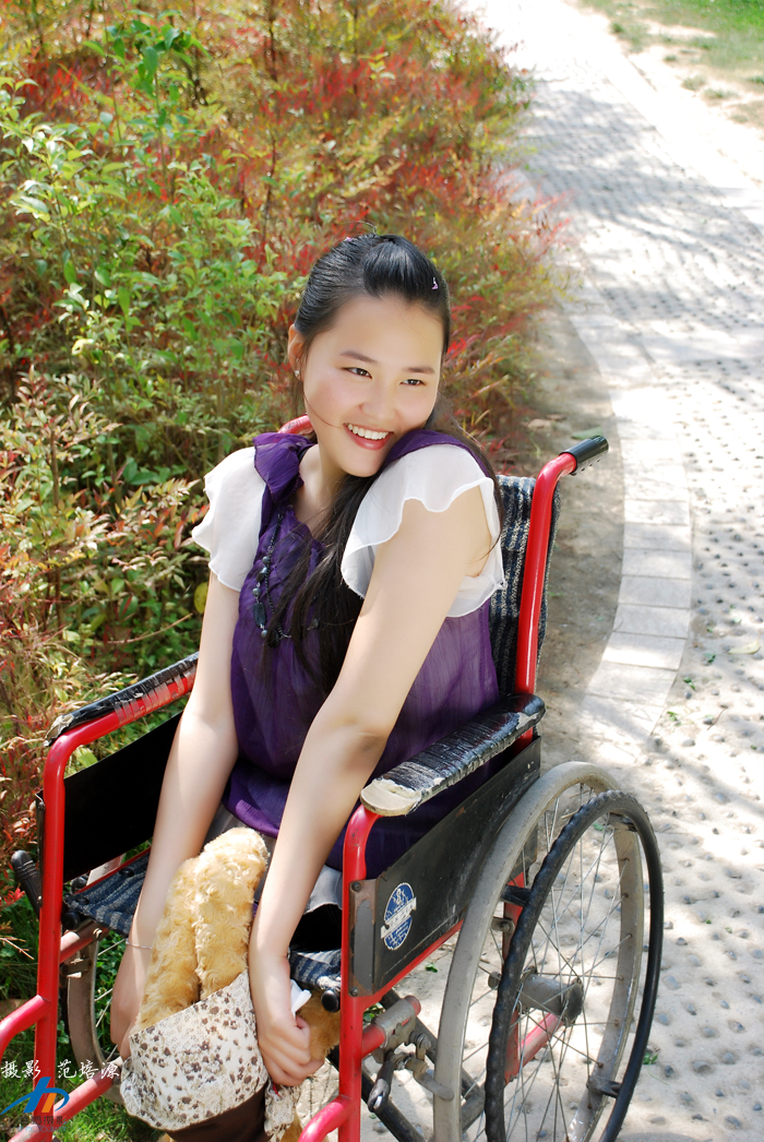 生如夏花---轮椅女孩笑容如此灿烂