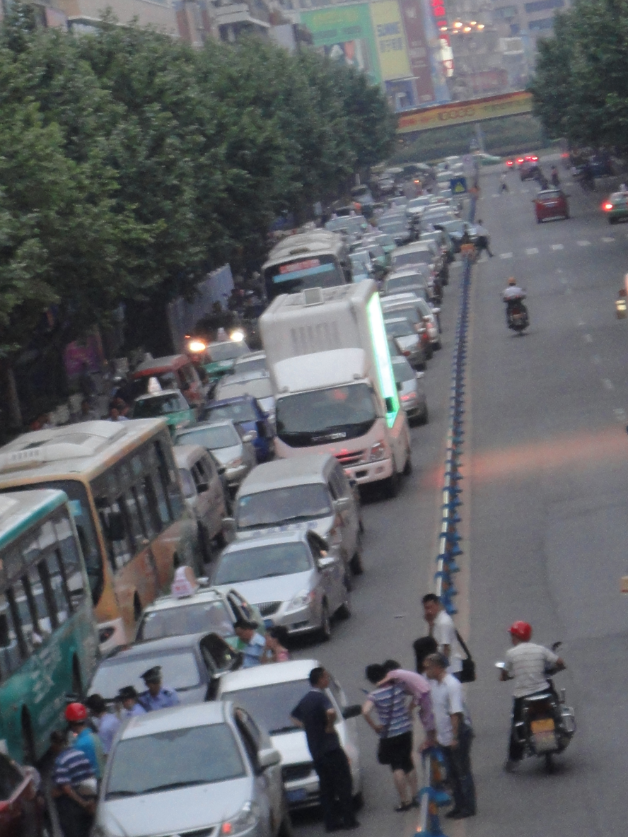 中国堵车最长时间纪录 1252169drh439hmbxbbr9b.jpg