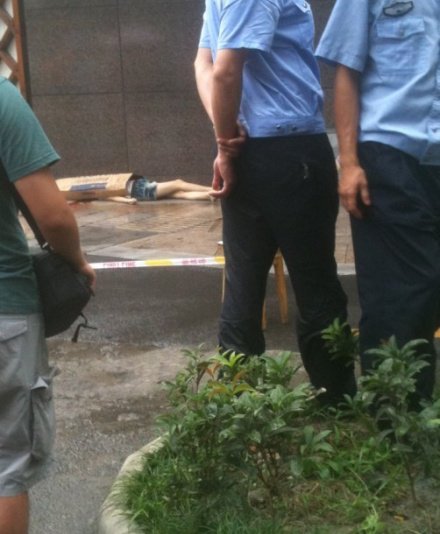 成都17岁女孩跳楼身亡 网友记录现场瞬间(图)