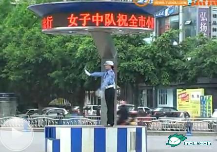 <em>乐山美女交警</em> 最爱制服最怕热天不敢化妆 衣裤