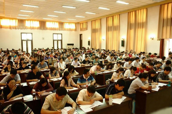 中国公务员考试 最热职位1548取1人 - 散打成都