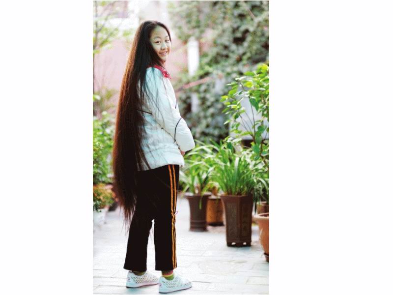 内江<em>12岁女孩</em>出生至今未剪发 <em>头发</em>长达1.3米 -