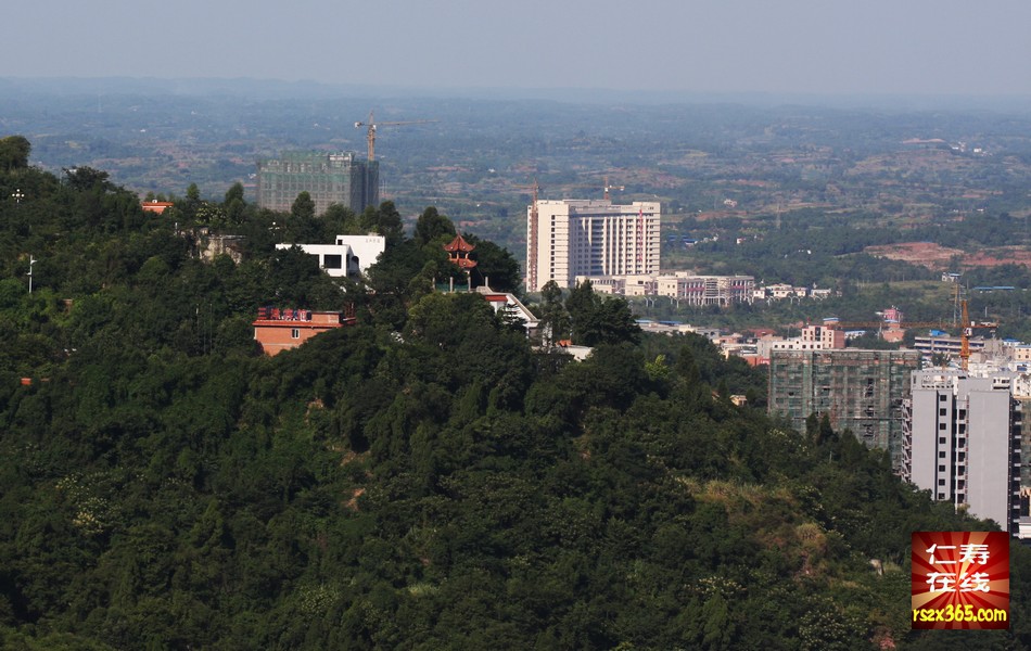 转帖:从高处实拍仁寿县城全景