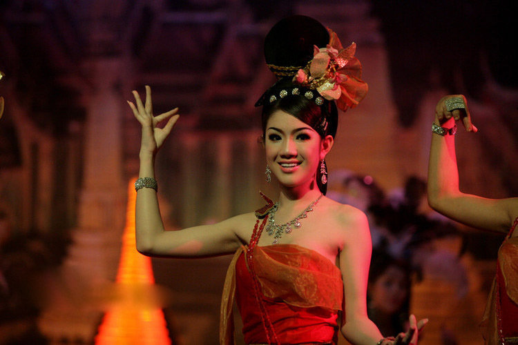 泰国人妖皇后选美现场 性感华服妖艳无比