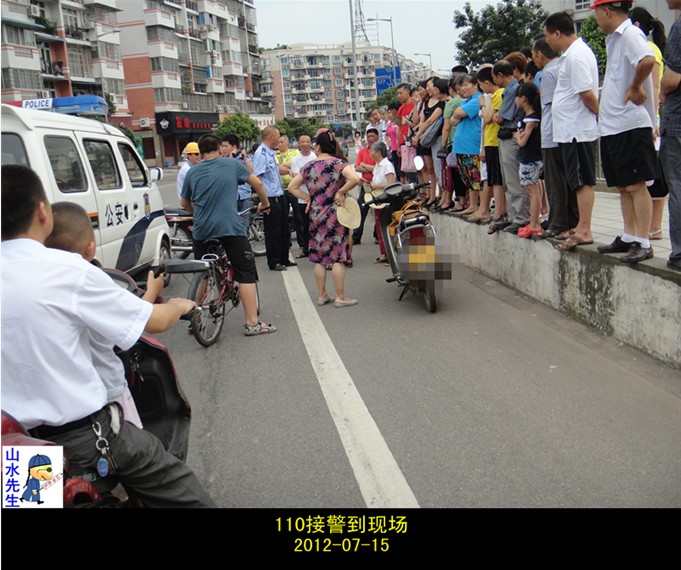 两口子大街打架,男人被烂脸,抓破裆部 山水随拍