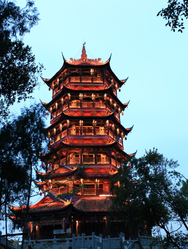 登玉垒阁顶,观古城夜景.