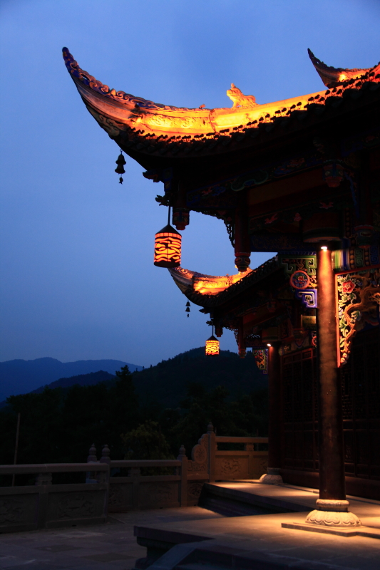 登玉垒阁顶,观古城夜景.