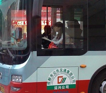 成都27路惊现美女公交司机