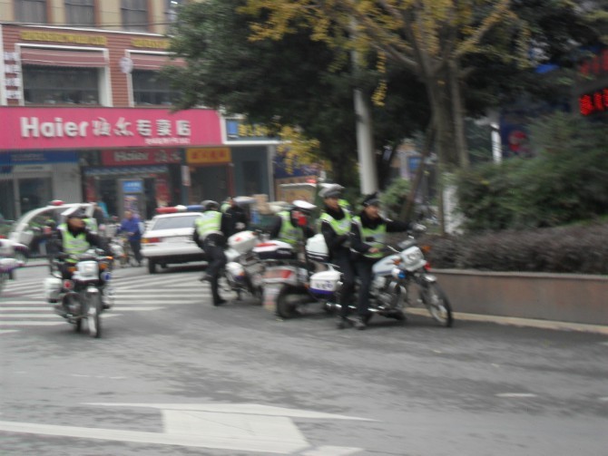 伍城路口交警下班(图)-中江论坛-四川论坛-麻辣