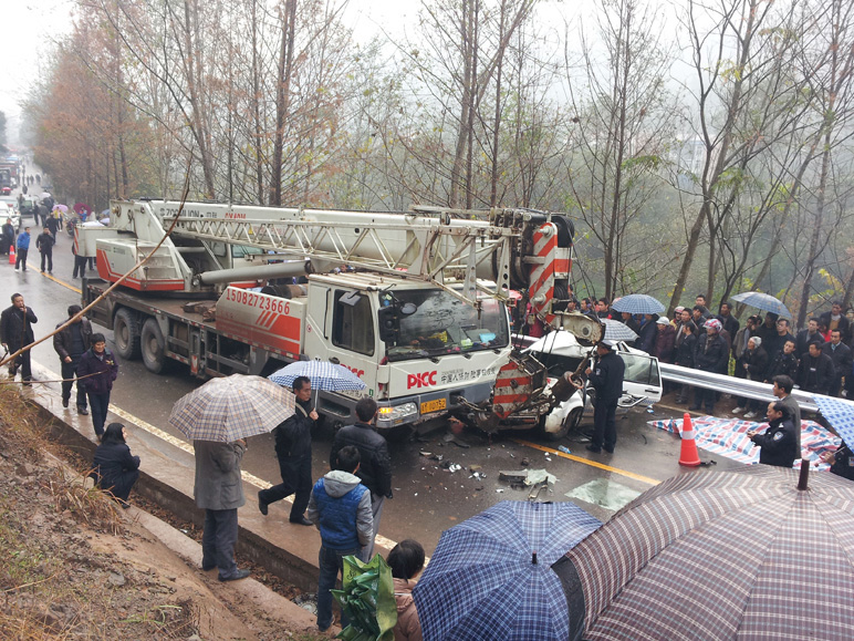 10重大交通事故现场肇事车上人面对4具死尸在笑