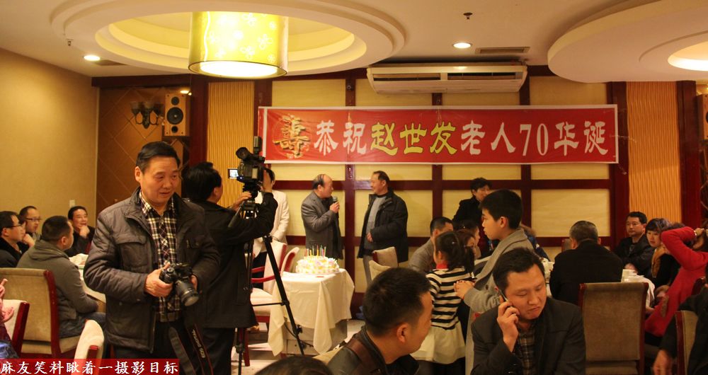 美女寿辰同许诺:70帅哥祝贺捐老朽麻友地铁破跟零件跟美女拍图片