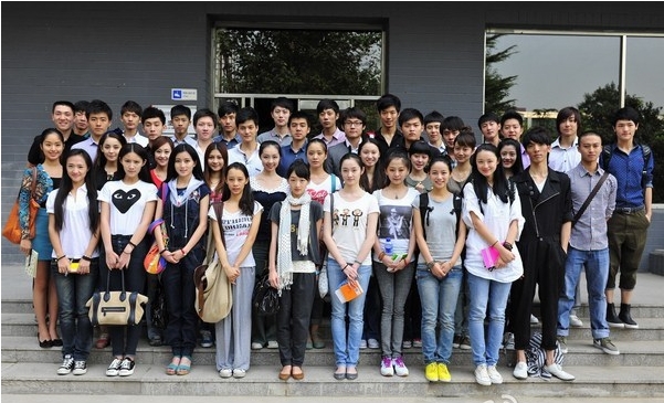 《致青春》掀起校花<em>大</em>PK 赵薇杨幂郑爽奶茶M