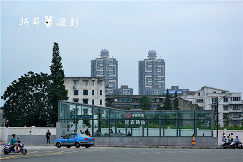 都江堰市迎宾路站,旁边为都江堰市客运中心
