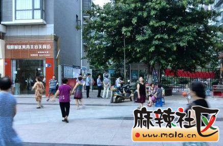 电信在小区门口堵门卖宽带,跳舞的太婆跳舞告