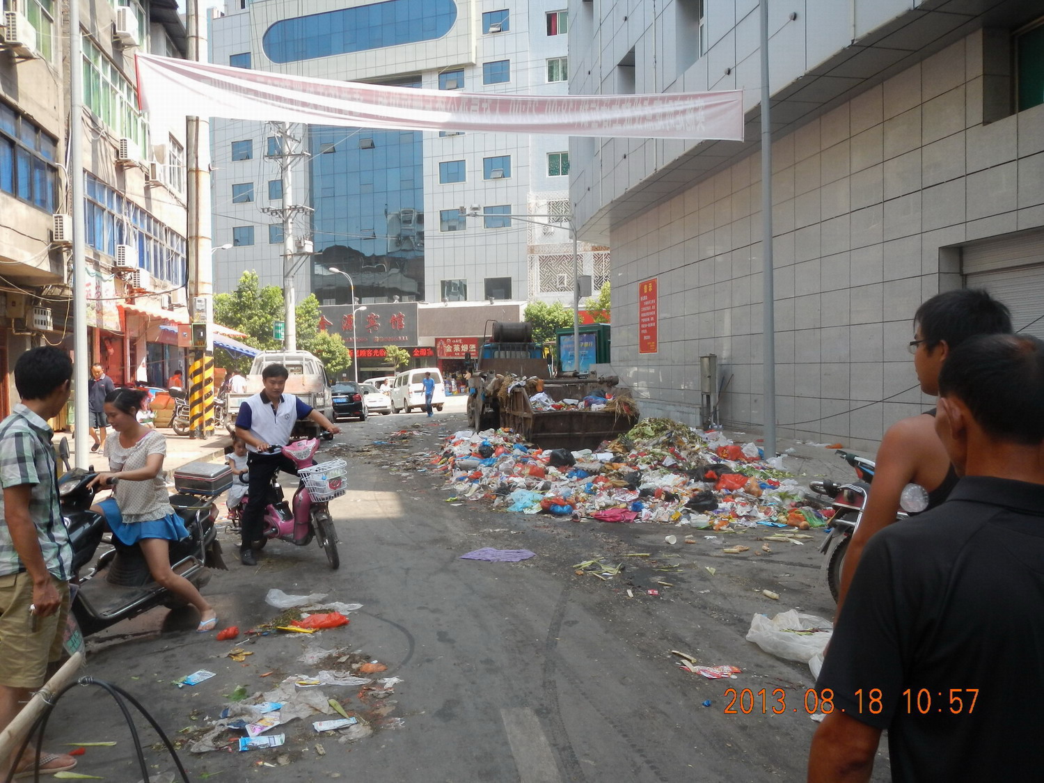新华市场垃圾现状,能创建卫生文明城市吗? - 平