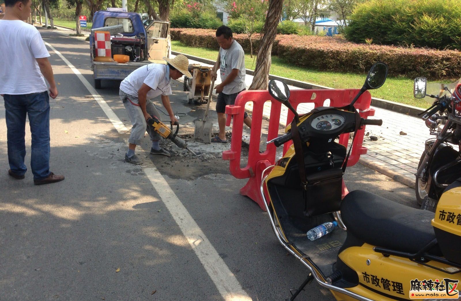 辛苦了!德阳市政工人头顶烈日维修有安全隐患井盖