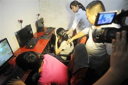 德阳13岁少女辍学"蜗居"网吧两