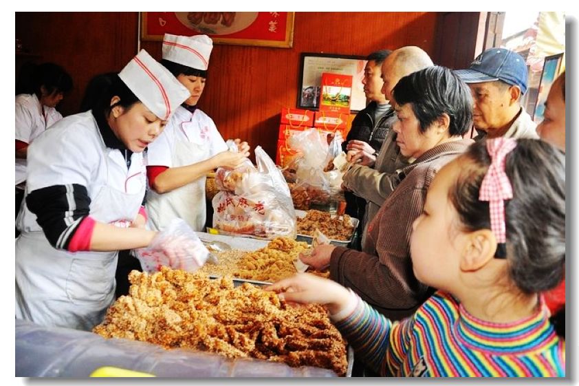 <em>妹子,你</em>的<em>乳罩</em>带带快<em>掉了</em>,还不快点扯上切-蓬安