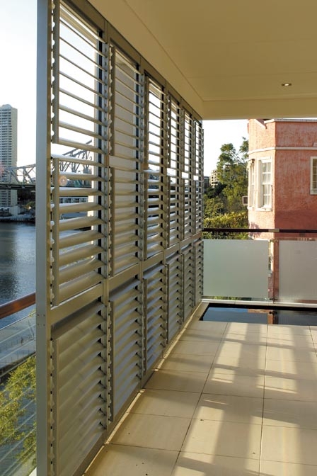 设计师别出心裁地用木质薄片做成百叶窗的形状,阳光若隐若现地洒入