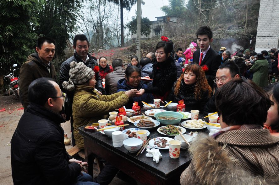 麻辣网友讨婆娘,邀请四平喝喜酒:美丽的新娘,嘹亮的唢呐,热气腾腾的