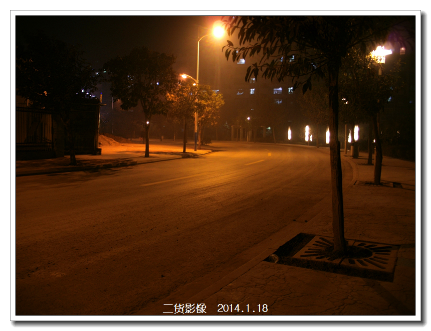 尝试拍夜晚街景,希望大家多提意见哈