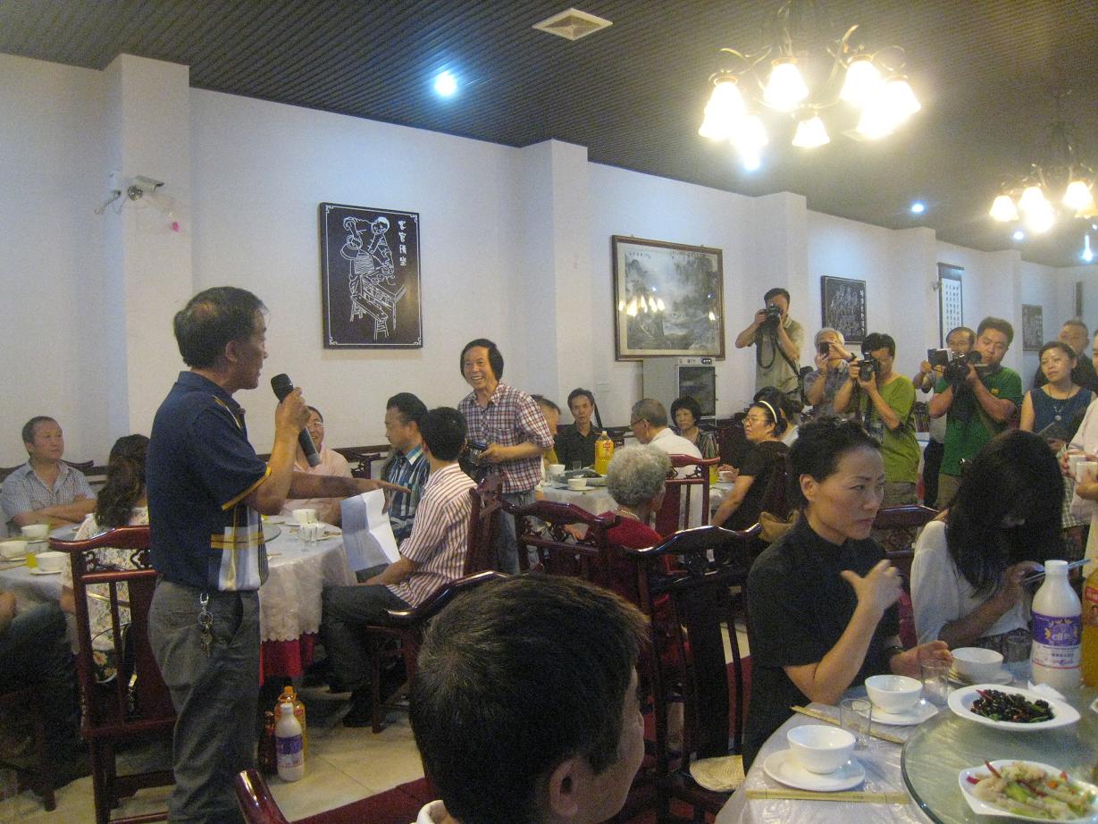 都江堰市举行著名国画大师张大千女弟子雷良玉收徒仪式