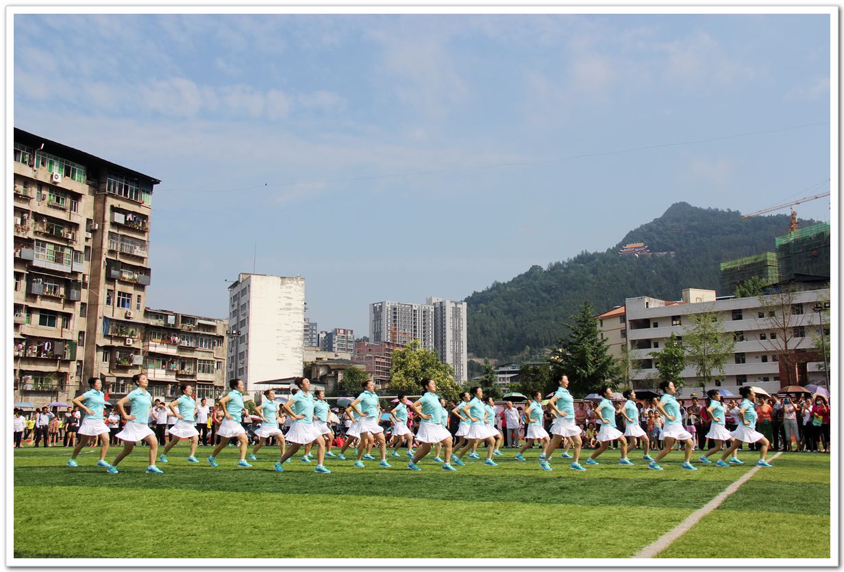 工间操赛在平昌中学拉开帷幕