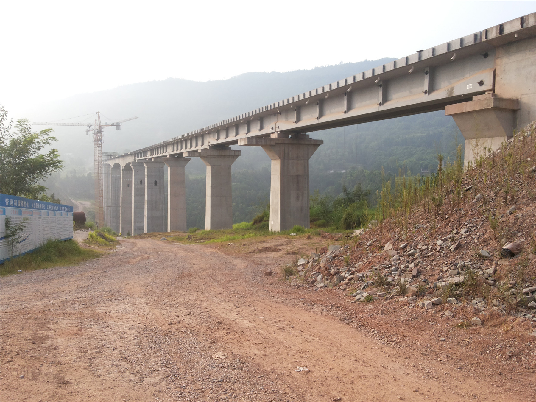 巴达铁路平昌段开始架梁铺轨