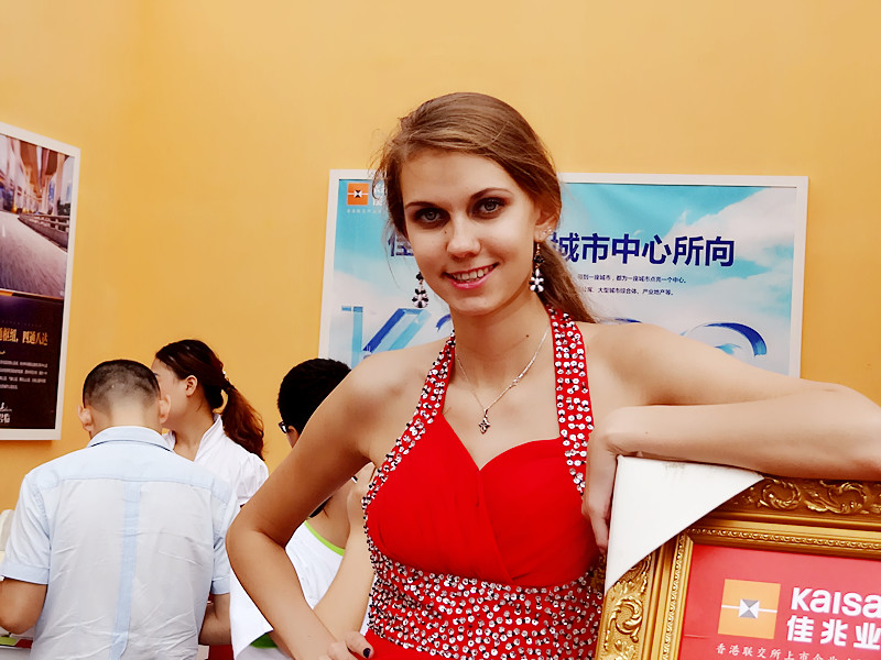 《房交会花絮》 <em>俄罗斯美女 身高</em>起码有一米八
