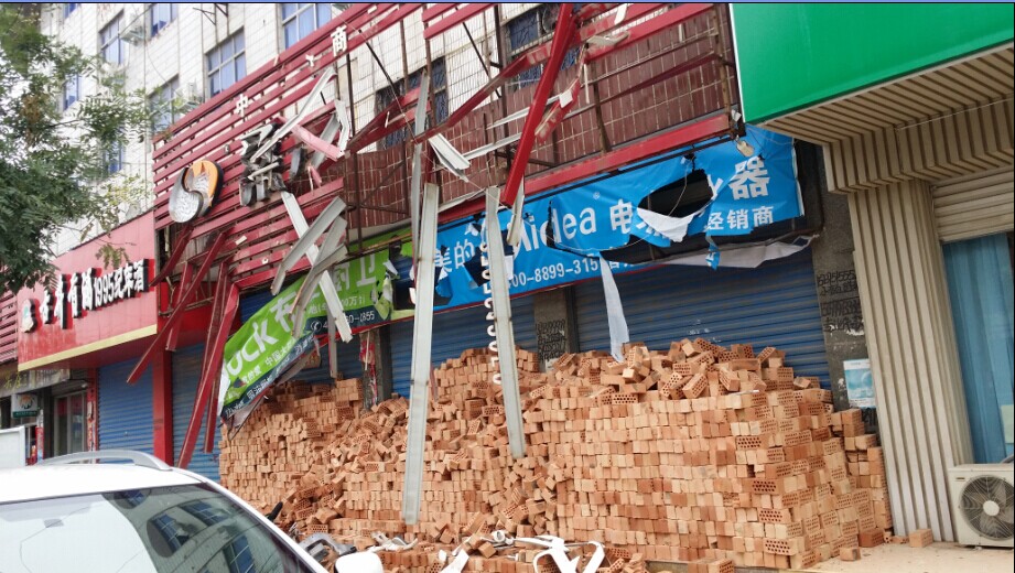 河南杞县人大代表欲霸店上演打砸抢-麻辣杂谈