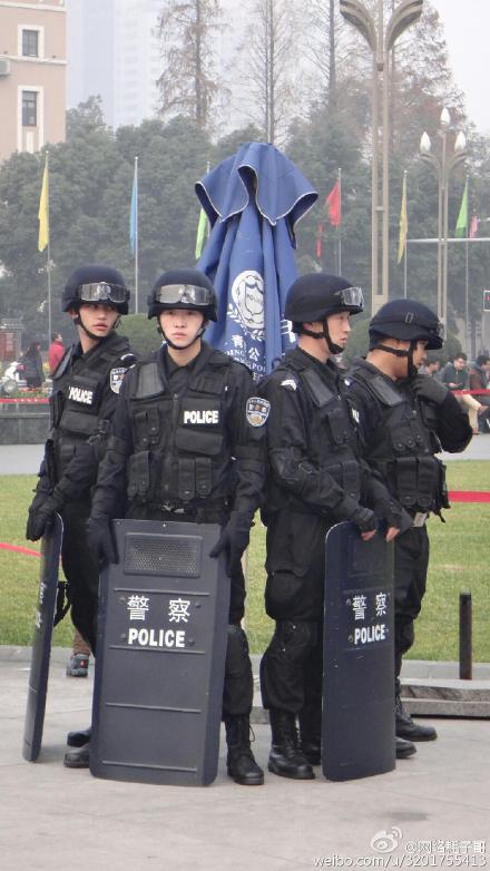 元旦节成都天府广场有警察武装巡逻执勤,市民游客有了