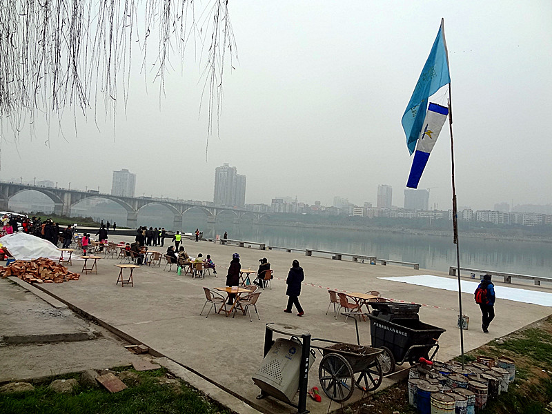 南充飞行大队数十架飞机在高坪表演比赛 一架