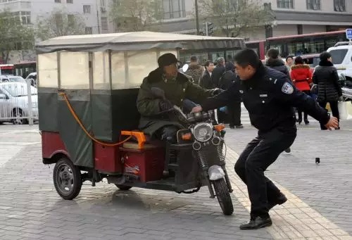 过去中国人以各种"子"来称呼残疾人:瘸子,瞎子,聋子,傻子……最后统称