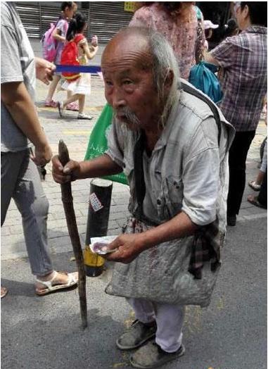 你会让你爸去乞讨吗?郑州街头现103岁乞讨者!