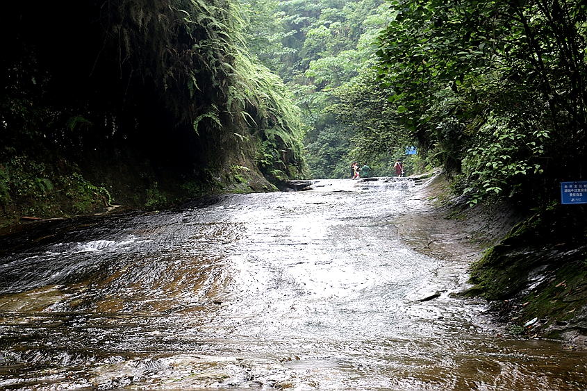 到威远县连界石板河玩水去