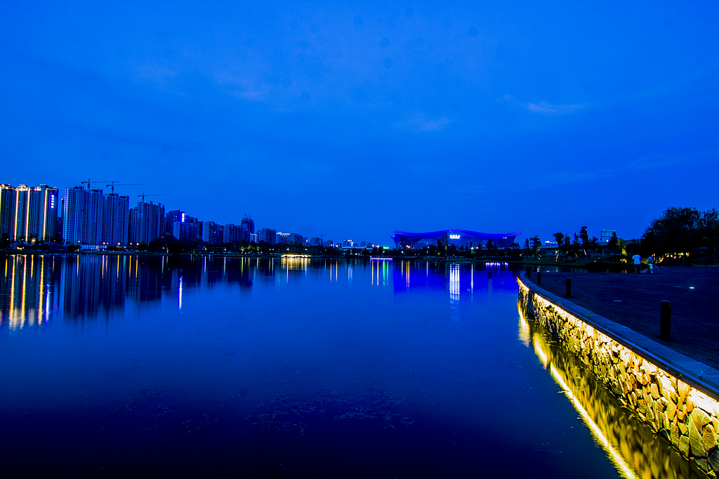 锦城湖夜色