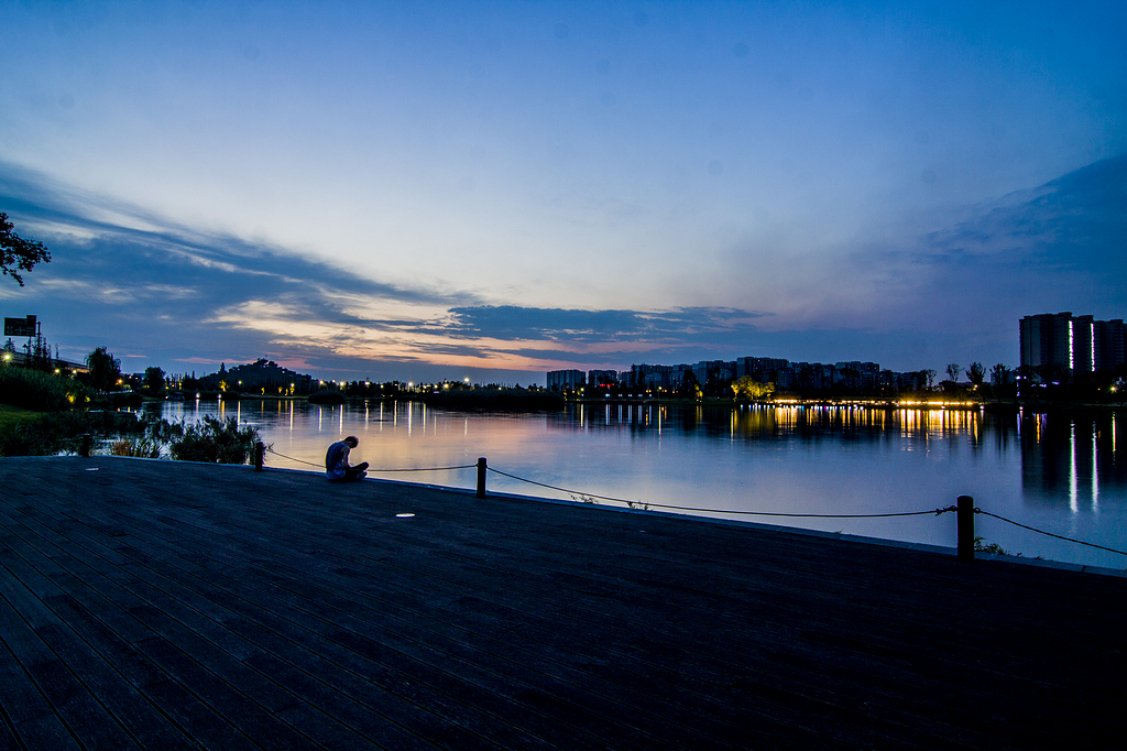 锦城湖夜色