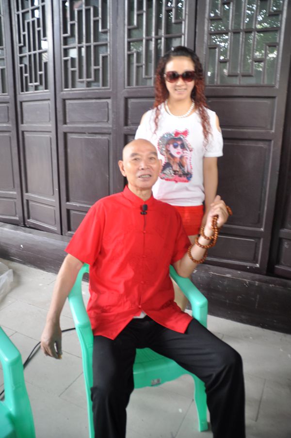 著名古镇表演艺术家李伯清评书在蓬安周子先生性感美女舞光热走图片