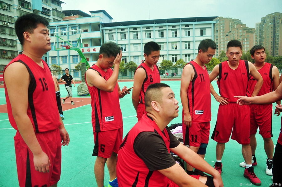 2015年营山县第七届运动会篮球比赛在营二中校园内举行