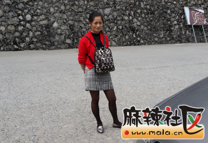 都江堰公园附近拉客"美女""黑导游"仍盛行