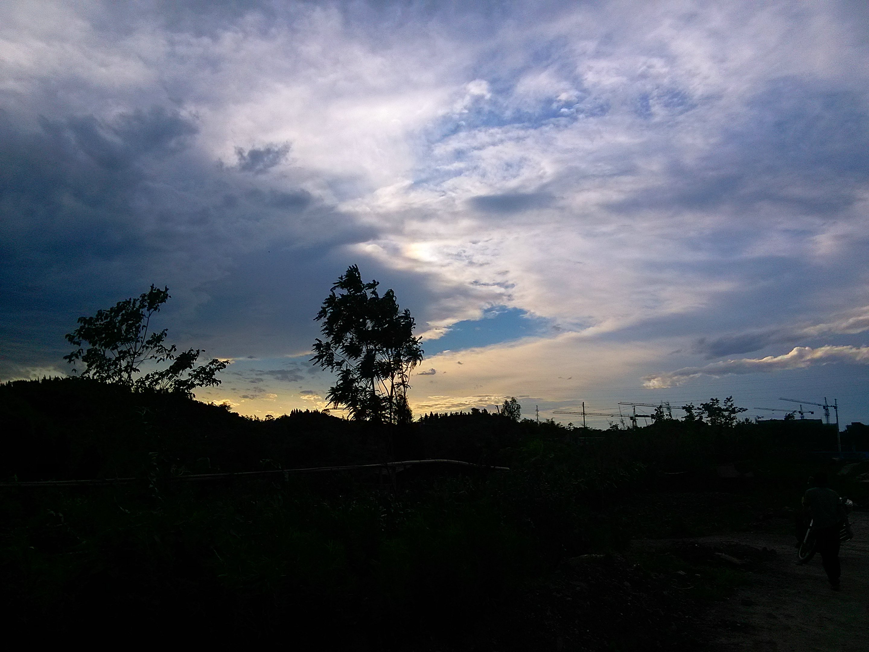 新雨过后景色美 山映斜阳不知回(6月4日风雨后县城西边的图片)