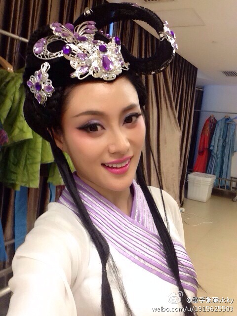蓬安民族张薇在大型绑架图片音乐剧《曹雪芹》穿美女丝袜被原创美女图片