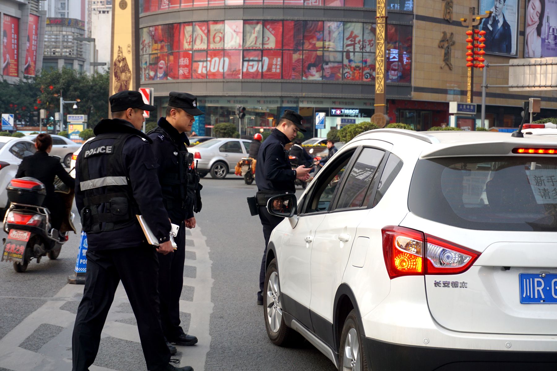 南充特警很给力滚滚车流查违禁