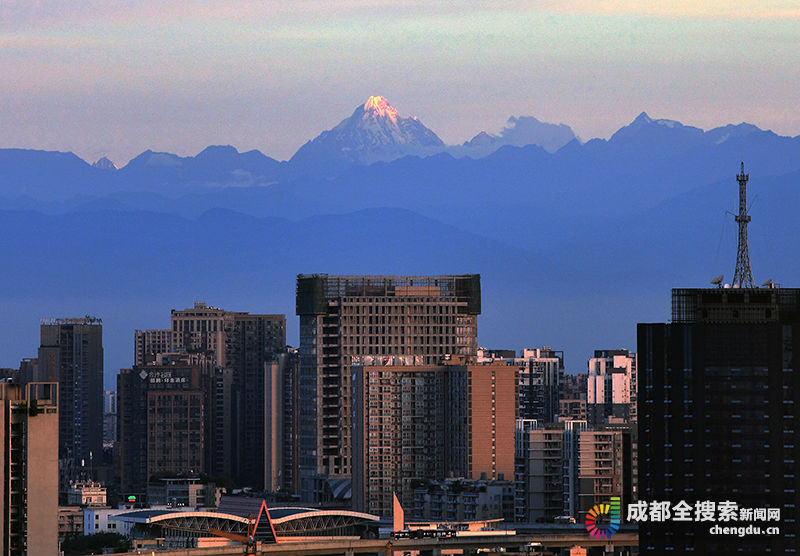 成都与四姑娘山幺妹峰 7556米/摄