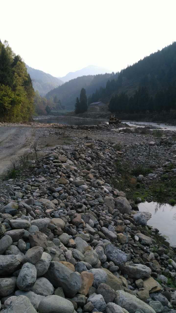 诺水河鲁坝村非法采砂,河道破坏严重,望"河长"管好美丽的诺水河.