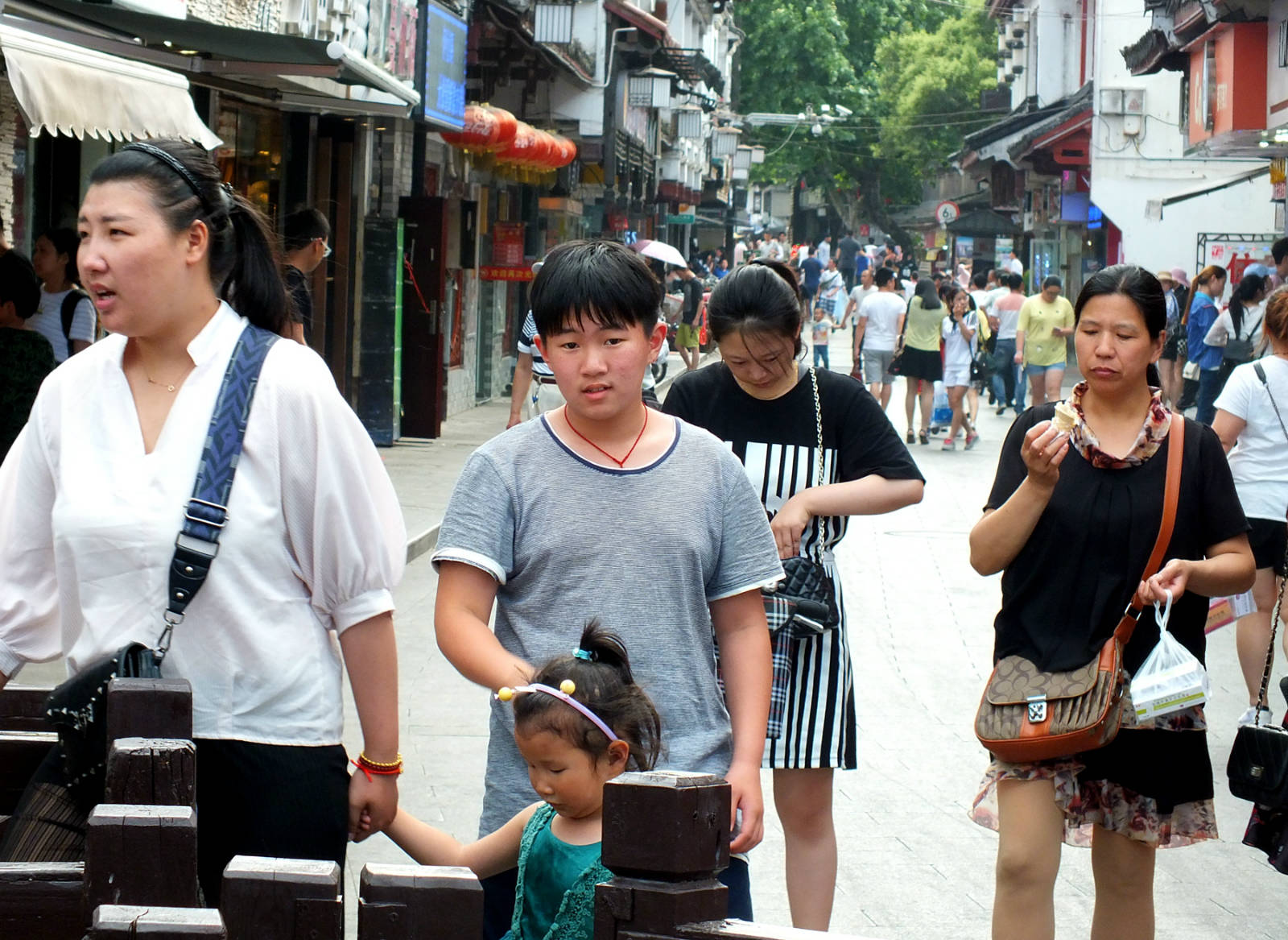 (纪实实拍组图)走在幸福之路上的中国人系列之五