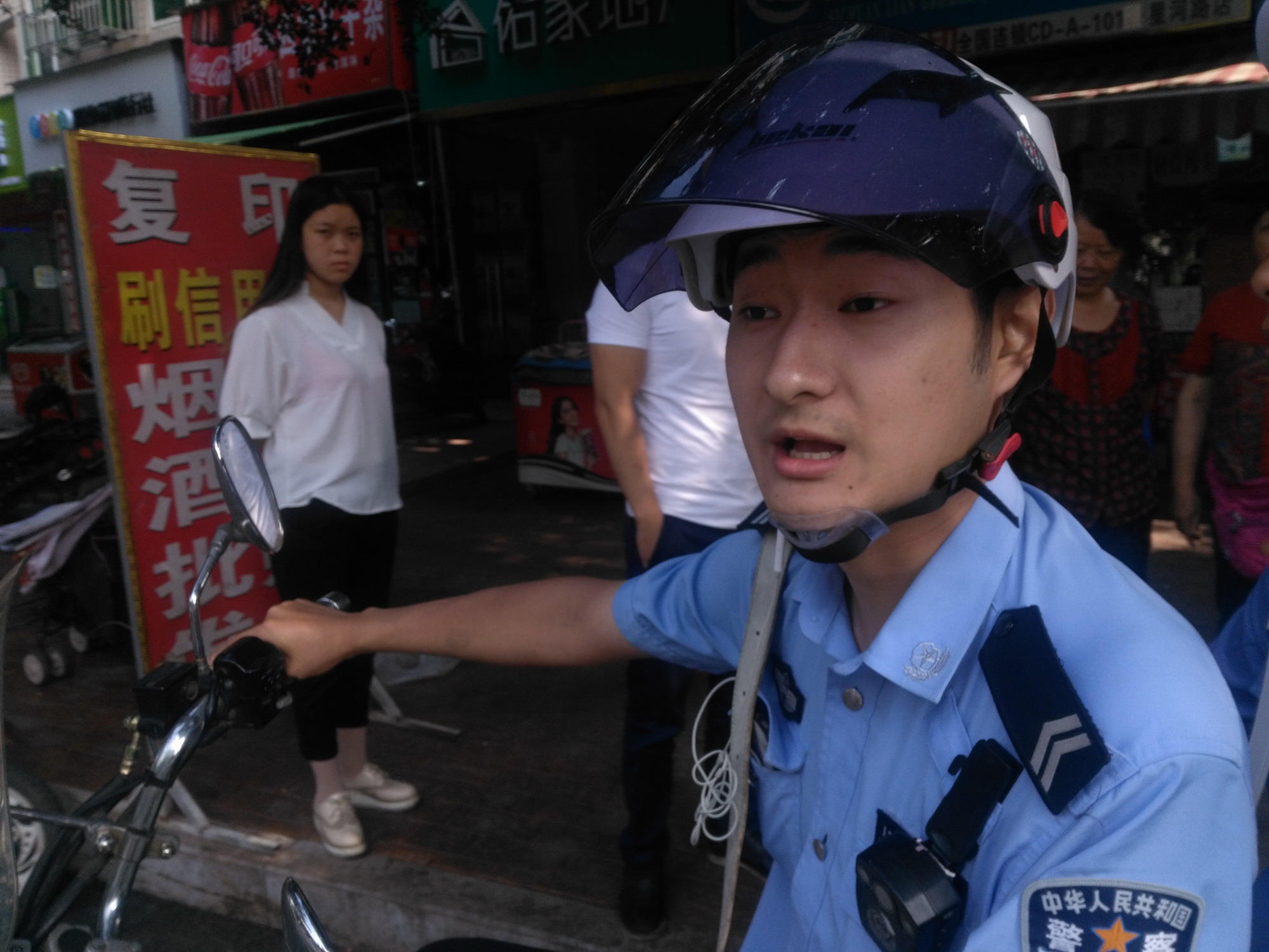 投诉:成都市交警二分局协警涉嫌李滨违规执法