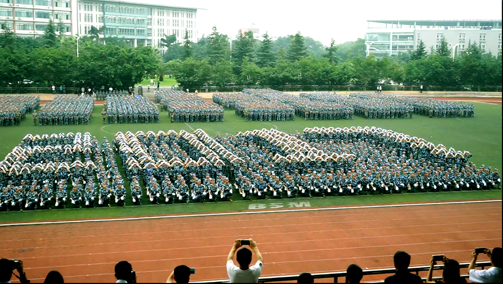 厉害啦!大学生人体方阵大飞机