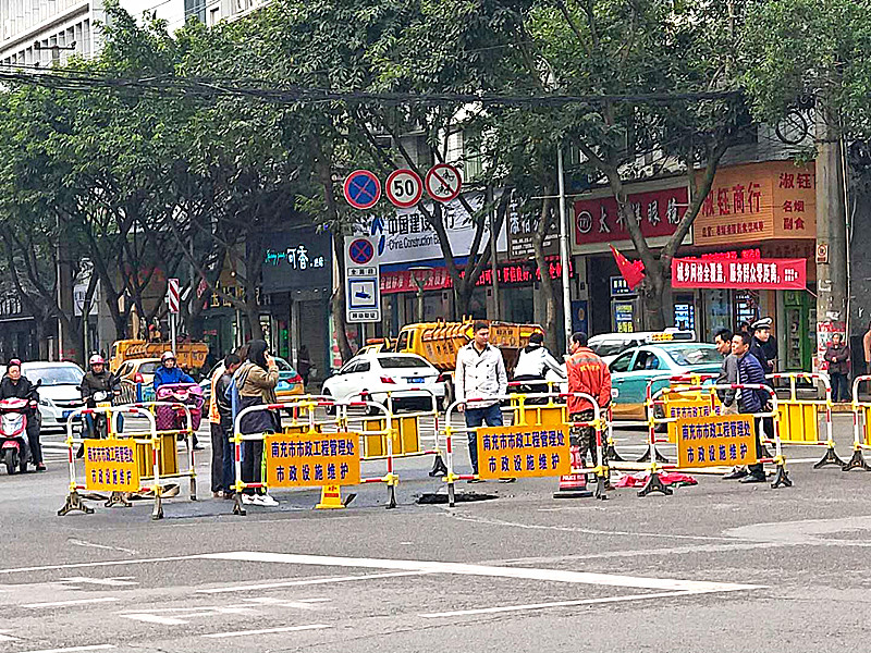 顺庆区西河路文轩书店十字路口出现一个大坑市政工程立即派出施工队